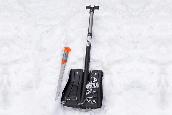 BCA Ext 2 with snow saw. A snow shovel with an inbuilt snow saw. Super light, super strong. Perfect for backcountry adventures.