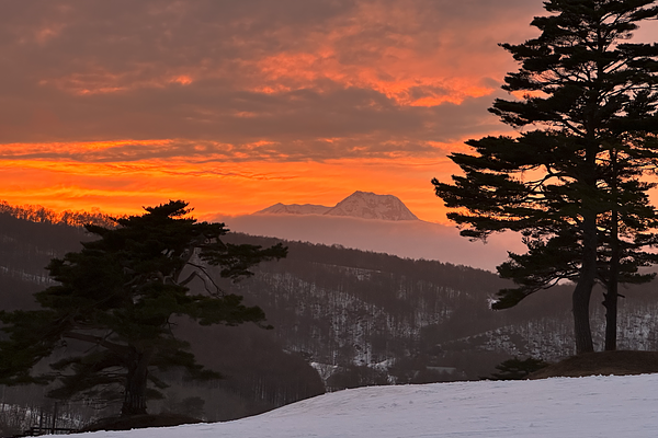 The gorgeous views from all over Madarao. Sunset towards mount Myoko is a special time of day.