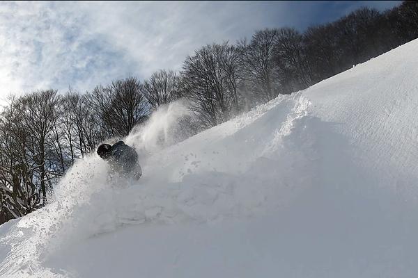Perfect turn with bluebird skies at Madarao